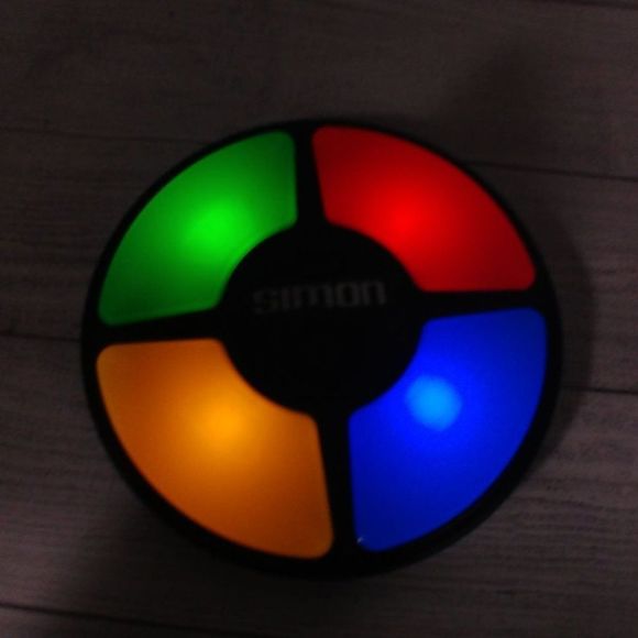 Simon Says Electronic Game Hasbro 2019 Classic Toy - Picture 7 of 8